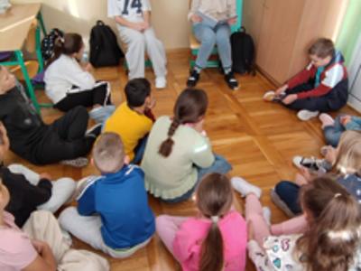 uczniowie podczas zabawy
