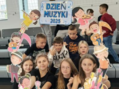 uczniowie podczas zabawy