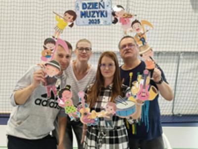 uczniowie podczas zabawy