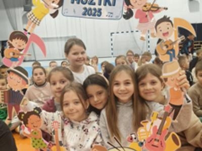 uczniowie podczas zabawy