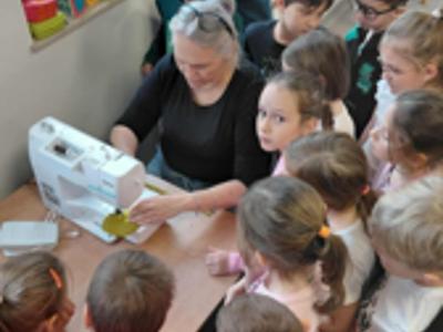 uczniowie podczas zabawy