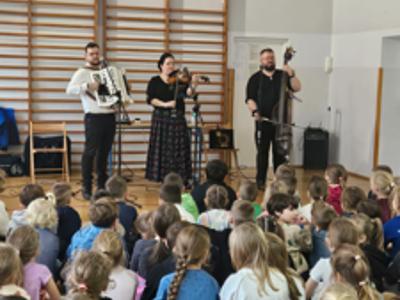 uczniowie podczas zabawy