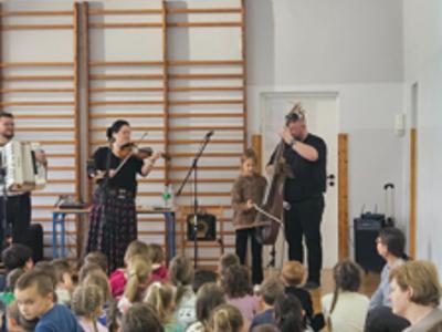 uczniowie podczas zabawy