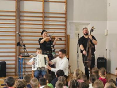 uczniowie podczas zabawy