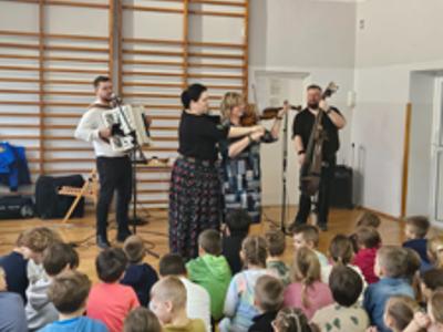 uczniowie podczas zabawy