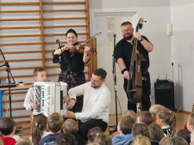 uczniowie podczas zabawy