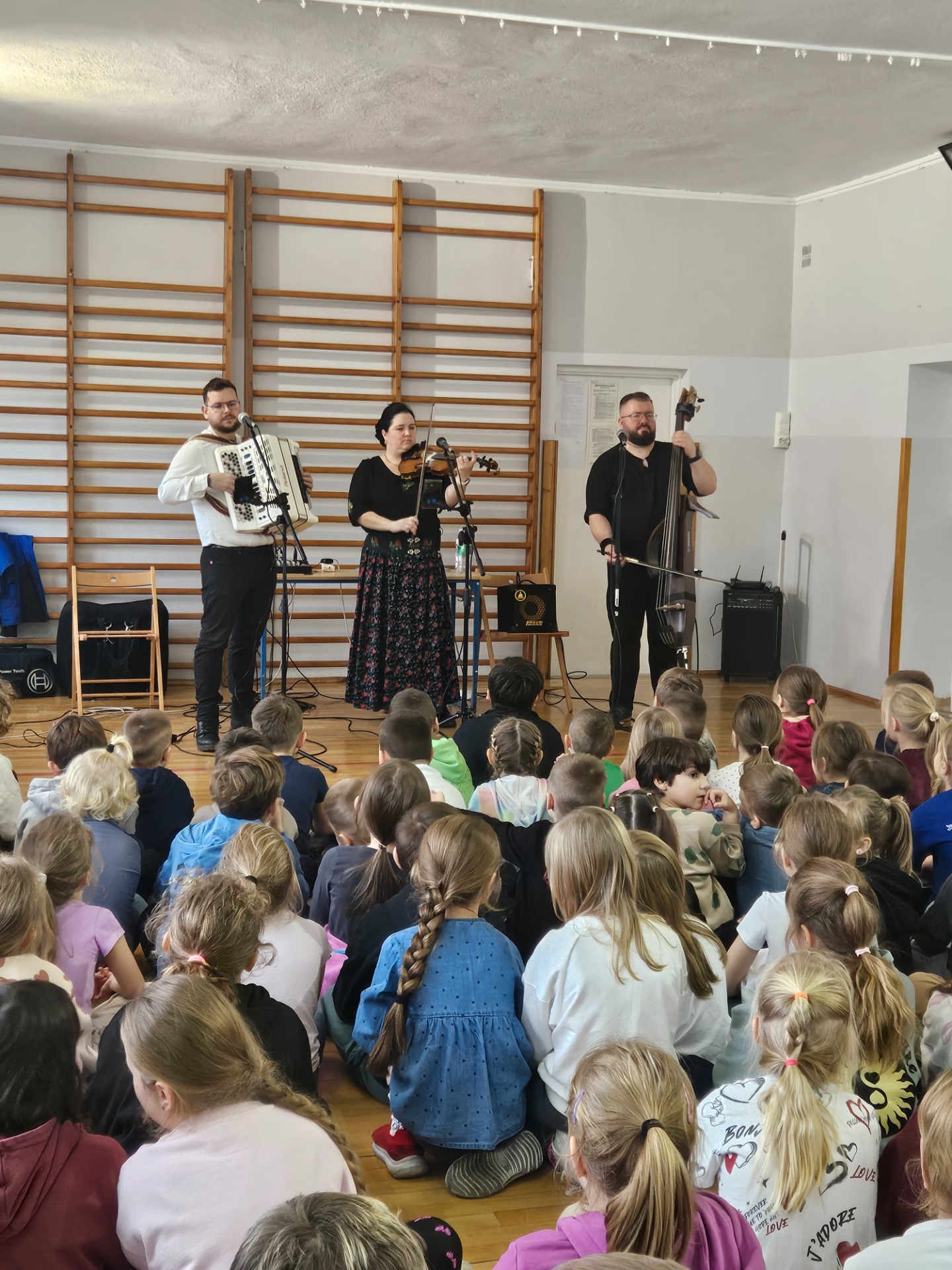 uczniowie podczas zabawy