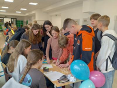 uczniowie podczas zabawy