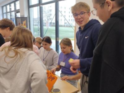 uczniowie podczas zabawy