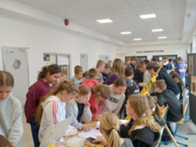 uczniowie podczas zabawy