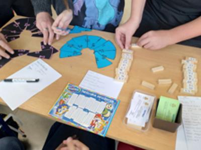 uczniowie podczas zabawy