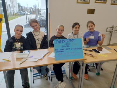 uczniowie podczas zabawy