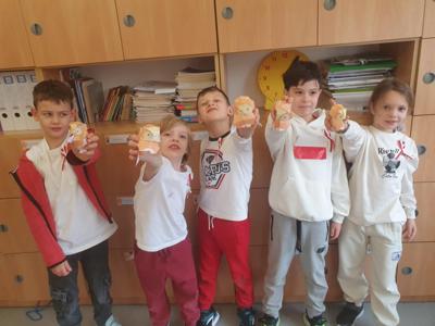 uczniowie podczas zabawy