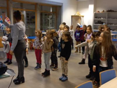 uczniowie na wycieczce