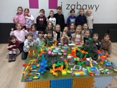 uczniowie na wycieczce