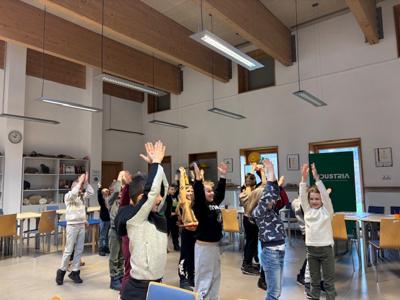 uczniowie na wycieczce