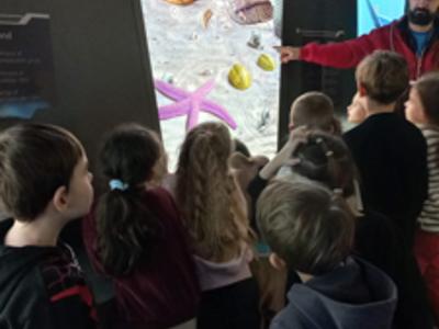 uczniowie na wycieczce