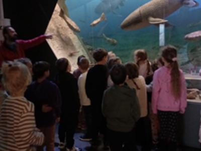 uczniowie na wycieczce