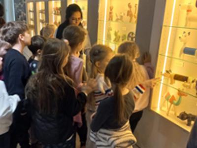 uczniowie na wycieczce