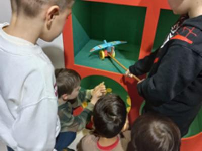 uczniowie na wycieczce