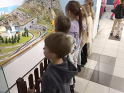 uczniowie na wycieczce