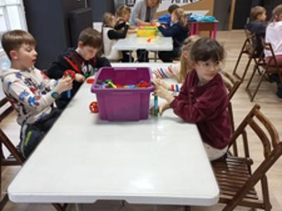 uczniowie na wycieczce