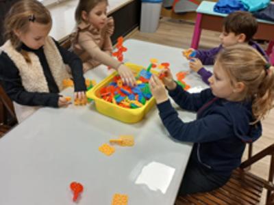 uczniowie na wycieczce