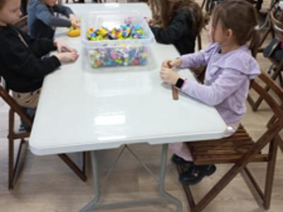 uczniowie na wycieczce