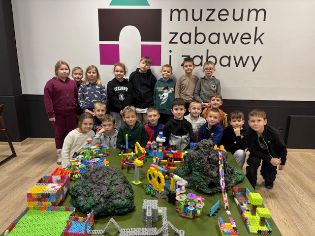 uczniowie na wycieczce