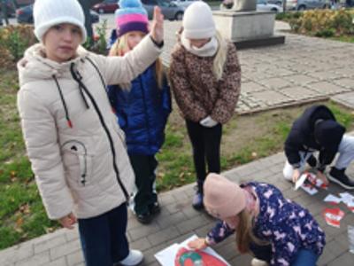 uczniowie na wycieczce