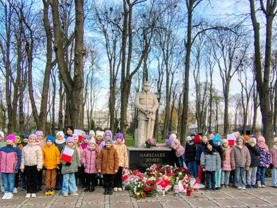 uczniowie na wycieczce