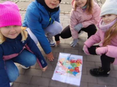 uczniowie na wycieczce