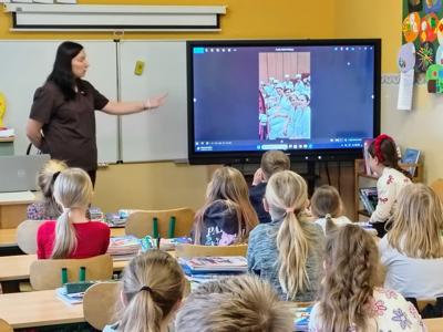 uczniowie na wycieczce