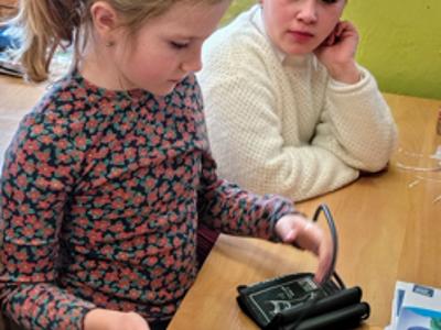 uczniowie na wycieczce