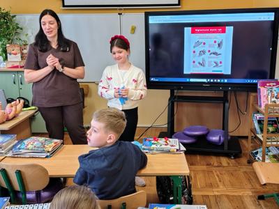 uczniowie na wycieczce