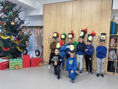 uczniowie przy pracy