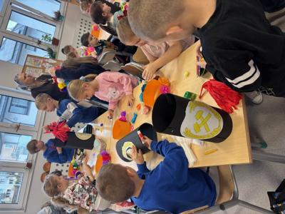 uczniowie przy pracy