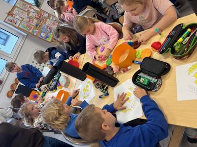 uczniowie przy pracy