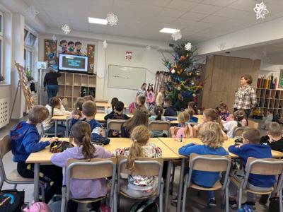 uczniowie przy pracy