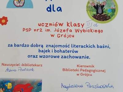 uczniowie w bibliotece