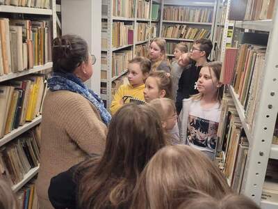 uczniowie w bibliotece