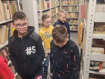 uczniowie w bibliotece