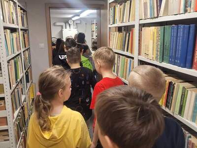 uczniowie w bibliotece