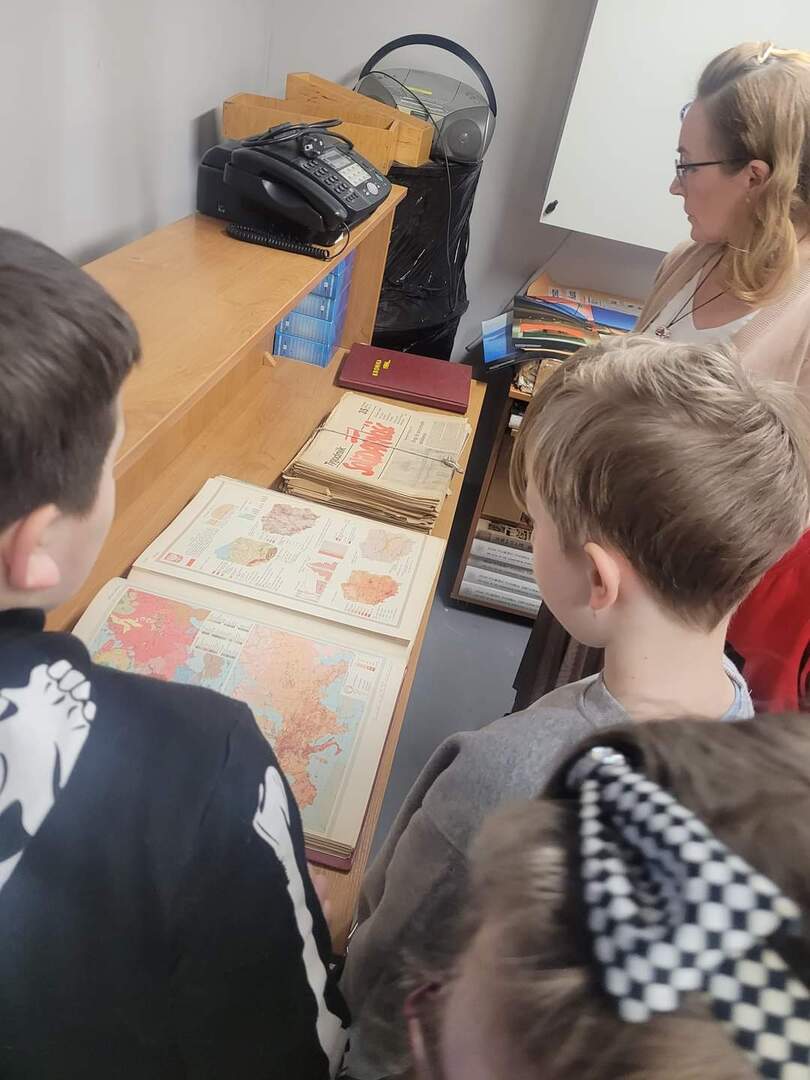 uczniowie w bibliotece