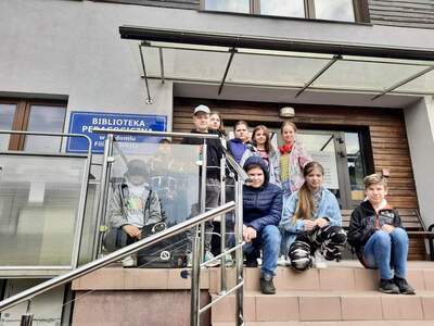 uczniowie przed biblioteką