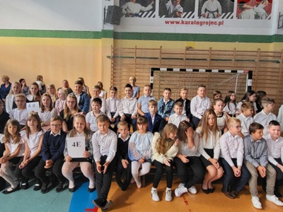 klasa 4d, wychowawczyni pani Marta Napora - Wiśniewska, klasa 4e, wychowawczyni pani Iwona Kostur