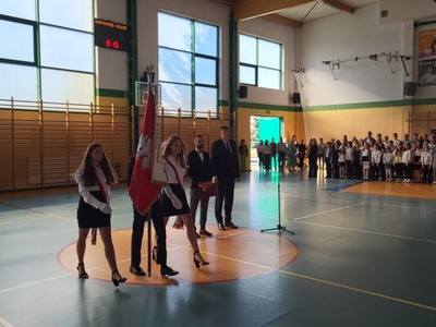 poczet wyprowadza sztandar szkoły