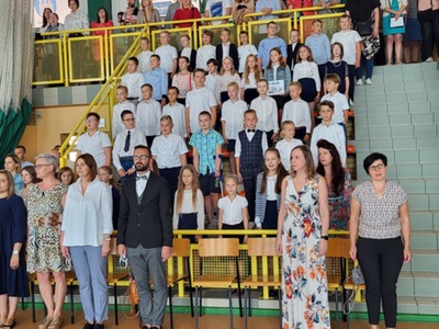 Grono pedagogiczne i uczniowie klas 2-3
