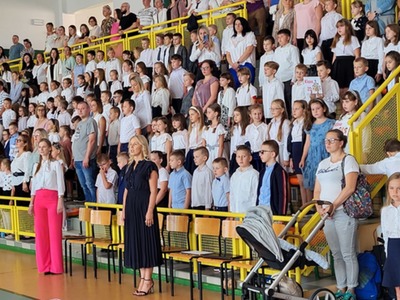 Uczniowie klas 2-3, zastępca dyrektora, pani Agata Pachocka