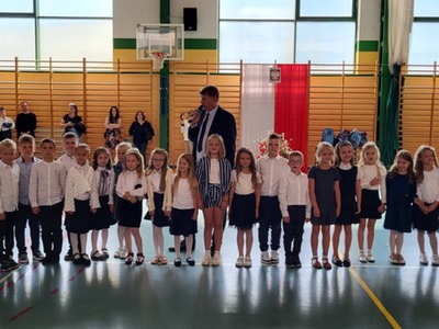 klasa 1b, wychowawczynie, zastępca dyrektora pani Agata Pachocka i  pani Katarzyna Kozłowska